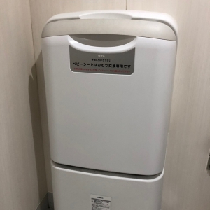 多目的トイレが1つあり、そこにオムツ台があります。