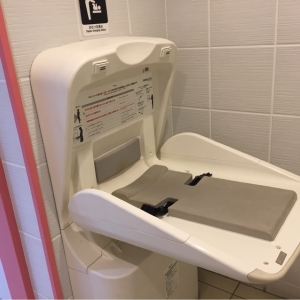 4階女子トイレ入ってすぐ右側