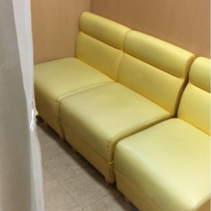 個室になっていてソファーです。広々。