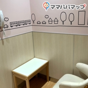 授乳室は２つ。１つは広めで余裕でベビーカーが入ります
