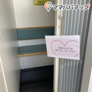 ベンチは浅めで、ベビーカーで入れますがデーブルがありません。