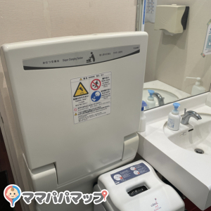 女子トイレの中におむつ替え台とオムツのゴミ箱あり