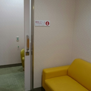 ベンチの奥に授乳室