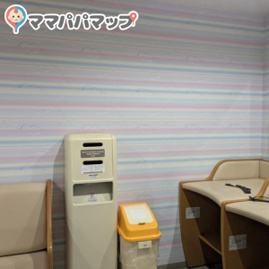 おむつ替えシート２台とおむつを捨てるボックス