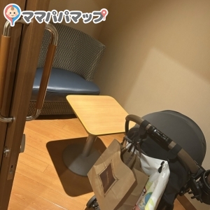 鍵付きの個室でソファもふかふかです。ホテル内は賑やかですが、ベビールームに入った瞬間一気に無音になって居心地が良いです！