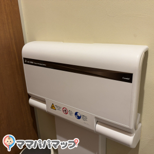 女性用トイレの個室内にあるおむつ交換台