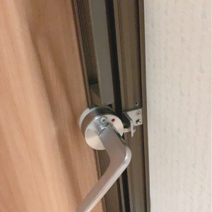 扉は磁石により端までぴったりとくっつきます