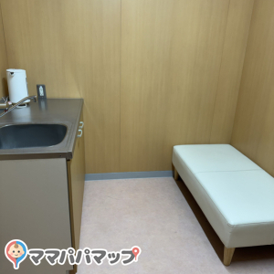 ラウンドワン仙台泉店(1F)の授乳室・おむつ替え台の写真(3枚目)