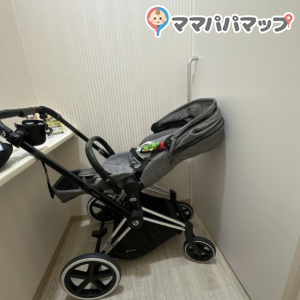 授乳用個室への大型ベビーカー入室はかつかつなので、注意が必要です。