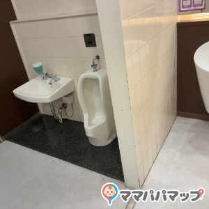 男の子用トイレもあります