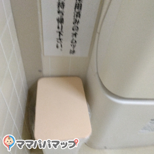 山形市役所1階正面玄関横のトイレ(1F)の授乳室・おむつ替え台の写真(2枚目)