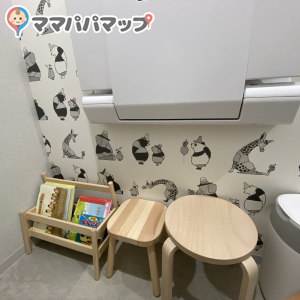 給湯器、おむつごみばこ、おむつ交換台、コンビの肘掛け付き椅子、子供用の椅子に絵本まであります！エアコンが効いている個室で快適だし、きょうだいも一緒に過ごせる空間ですばらし
