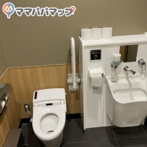 スターバックス コーヒー 新宿中央公園 SHUKNOVA店(1F)のオムツ替え台情報 画像3
