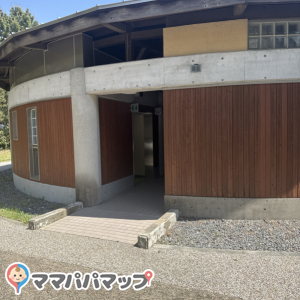 山口きらら博記念公園（アスレチック広場近くのトイレ横）の授乳室・オムツ替え台情報 画像1