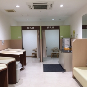 オムツ替え4つ、授乳室2つ