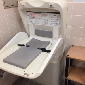 東急ストア 鎌倉店(5F 多目的トイレ内)のオムツ替え台情報 画像1