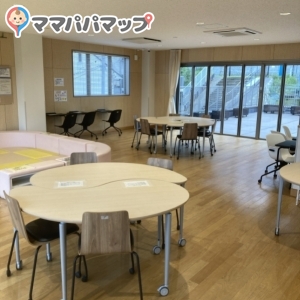 広いスペースに椅子や机