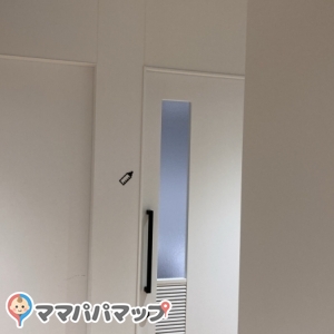 中から鍵をかけてカーテンを閉められます