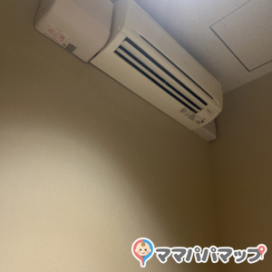 過去の口コミにエアコンがなく冷風機との記載ありましたが、現在はエアコン完備になってました！不満点としては授乳室は3階なのに、3階へエレベーターを使っていくとなると中央のエレベーターは（3階に停まらない）使えず、カルディ前のエレベーターを使うしかないので不便です。しかも1機のみなので土日はなかなか混み合います。