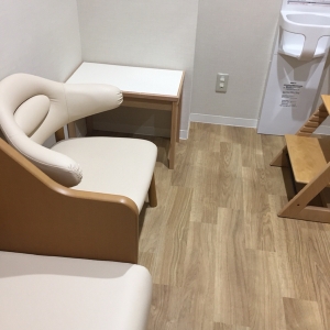 部屋は鍵付きでカーテンもあります