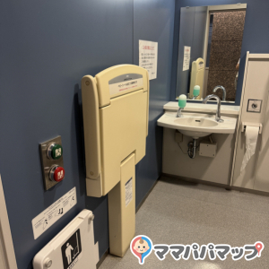 東京区政会館(2F)のオムツ替え台情報 画像1
