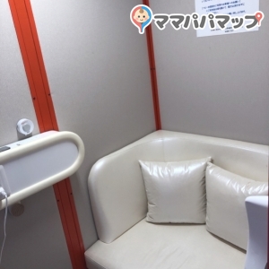 中にはソファーが一つ