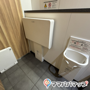 女子トイレに1箇所オムツ台と台出して着替えできるとこ、ベビーチェアもあるので立っちの子もここで変えられます。