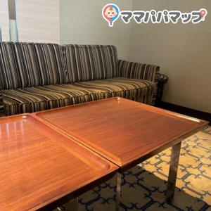 ホテルだと思うのですが、快く多目的室だと思われる部屋を貸してもらえました！広くてソファーがあって、夏は冷房も効いていてとても助かりました。