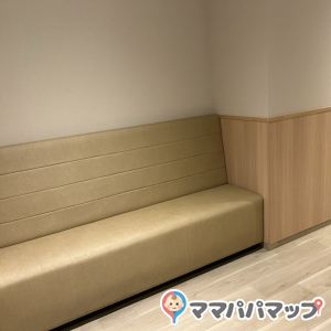 入口すぐの長椅子