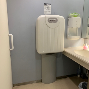 オムツ替え台、室内、全体に綺麗で良かったです。水道横にジェットタオルもついてて良かった。