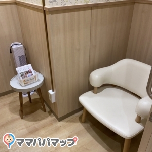 1Fマツキヨ付近の授乳室個室は2部屋、おむつ替えの台も２つ、おむつ用のゴミ箱あり