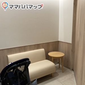 授乳スペースは一つだけですが、きれいで広くて鍵がかかります。ベビーカーも余裕で入れます。