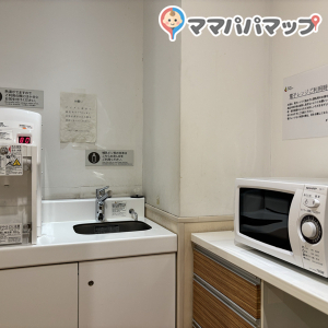 ダイバーシティ東京 プラザ(6F 西アトリウム側トイレ ベビー休憩室)の授乳室・おむつ替え台の写真(2枚目)