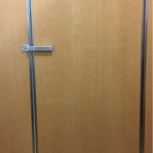 授乳室で授乳中の扉