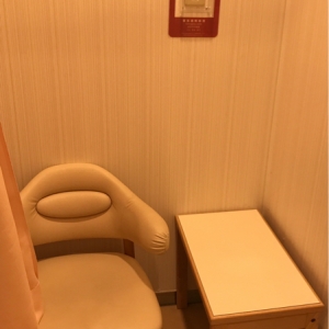 カーテンあるけれど、開けてると自動ドアが開いた時に見えると思います