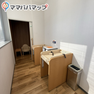 奥に授乳室が一部屋あります