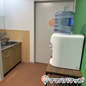 ミルク用のお湯、お水もありました。お湯の出し方が少しわかりづらくて、つまんでから上に引っ張るやり方です。