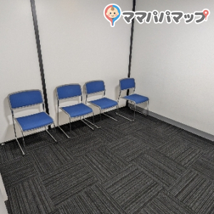 授乳室。鍵はかかりそうですが1人で使うには広いかと。ベビーカー入れます