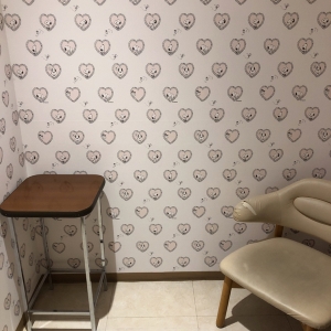 授乳室の中は広々していました。片方は壁紙がスヌーピーでかわいかったです。