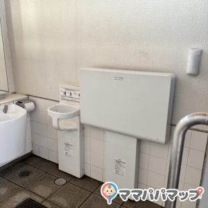 水元公園　野外ステージ横　屋外トイレの授乳室・おむつ替え台の写真(2枚目)