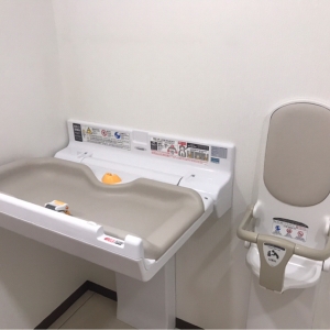 クスリのアオキ　武豊店(1F)の授乳室・おむつ替え台の写真(1枚目)