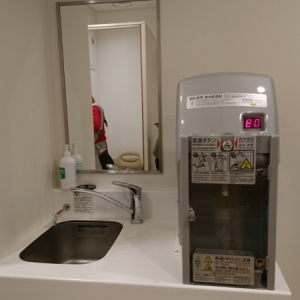 シンクと無料ミルク用給湯器