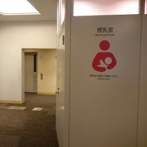 授乳ブースの近くにトイレあり