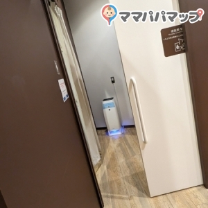 授乳室手前に引き戸。開けるとカーテンの部屋が2部屋