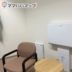 広々でオムツ台だけでなくお着替え台もあります。