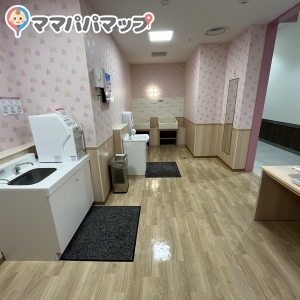 イオンタウン　四日市泊(1F)の授乳室・オムツ替え台情報 画像2