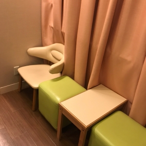 授乳スペースの中には哺乳瓶、授乳ケープを使って利用できる椅子があります。
