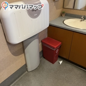 トイレ内のおむつ交換台