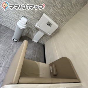 扉や仕切りはないですが、ベビールームと同様の背の高い授乳用のソファがあります。