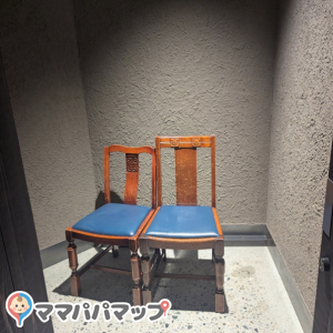 椅子が2つ置いてあります。おむつは、近くにトイレがあり(多目的トイレの中におむつ替え台がある)、そこで替えました。